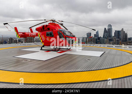 London, Großbritannien. 21. Okt 2019. London's Air Ambulance auf dem Hubschrauberlandeplatz des Royal London Hospital Credit: Ricci Fothergill/Alamy leben Nachrichten Stockfoto