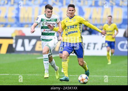 Karol Fila von Lechia Gdansk (L) und Maciej Jankowski von Arka Gdynia (R) in Aktion während der Pko Ekstraklasa Liga Match zwischen Arka Gdynia und Lechia Gdansk. Endstand; Arka Gdynia 2:2 Lechia Gdansk. Stockfoto