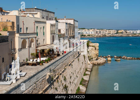 Blick entlang alter Hafen Wand von Torre Matta in der Altstadt von Otranto in Apulien (Puglia) im südlichen Italien Stockfoto