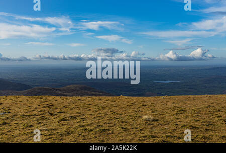 Blick auf Wolken und Landschaft von Berg, Slieve Commedagh, Mourne Mountains, County Down, Nordirland Stockfoto