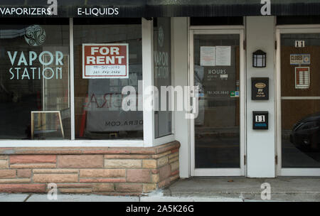 Woburn, MA, USA. 20. Oktober, 2019. Dampf Station eine geschlossene vape, e-Zigaretten Shop nach Massachusetts Gouverneur Charlie Baker's 4-Monats Verbot aller vape Produkte. Vape Shop Inhaber und der vaping Industrie klagt der Staat das Verbot zu kippen. Laut einem Schild an der Tür Dampf Station im Geschäft für fünf Jahre gewesen war. Ab Oktober 2019 gibt es 33 Todesfälle in den USA, einen in Massachusetts, vaping verbunden. Im September 2019, Baker genannt vaping Ein "Öffentliches Gesundheitswesen" vor der Einführung der landesweiten vier Monat Verbot. Kredit Chuck Nacke/Alamy leben Nachrichten Stockfoto