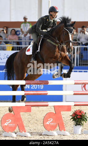 Wuhan, Hubei Provinz Chinas. Okt, 2019 21. Mao Lixin von China konkurriert während der Jumping einzelnen des Pferdesports am 7. CISM Military World Games in Wuhan, der Hauptstadt der Provinz Hubei in Zentralchina, Okt. 21, 2019. Credit: Wang Peng-/Xinhua/Alamy leben Nachrichten Stockfoto