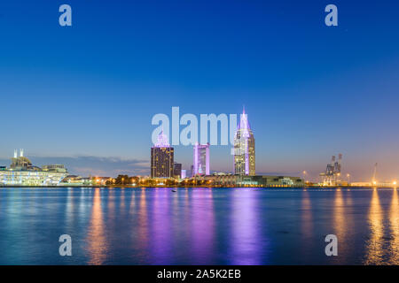 Mobile, Alabama, USA Downtown Skyline am Mobile River in der Dämmerung. Stockfoto