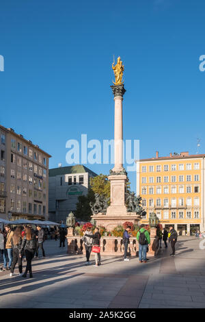 Marienplatz, München, Deutschland. Eine beliebte Lage in der Altstadt mit einem großen Spalte der Jungfrau Maria. Stockfoto