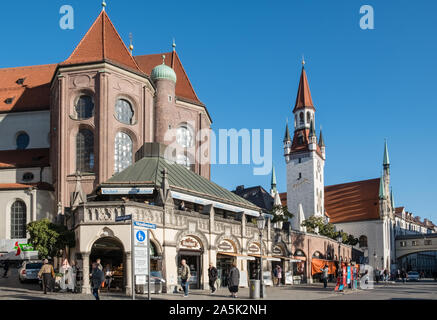 Kleine Geschäfte auf Speise Markt (Viktualienmarkt), Altstadt, München, Deutschland, mit der St. Peters Kirche und das Alte Rathaus im Hintergrund. Stockfoto