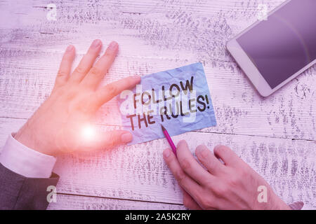 Text die Regeln folgen. Business Foto Text klicken Sie mit Regelungen für die Durchführung oder Verfahren Hand halten beachten Sie Papier in der Nähe schreiben Ausrüstung Stockfoto