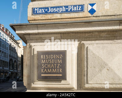 Residenzmuseum Richtung Zeichen, Max Joseph Platz, Altstadt, München, Bayern, Deutschland Stockfoto