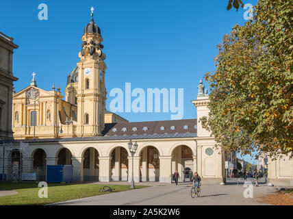 Hofgarten Eingang Tor, mit Theatinerkirche im Hintergrund, Altstadt, München, Bayern, Deutschland Stockfoto