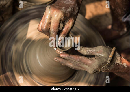 Kolkata, Indien. Okt, 2019 21. Eine indische Potter macht irdenen Lampen für Diwali, das hinduistische Lichterfest, in Kolkata, Indien, Okt. 21, 2019. Diwali ist die Hinduistische Festival der Lichter, die im ganzen Land gefeiert wird. Credit: tumpa Mondal/Xinhua/Alamy leben Nachrichten Stockfoto