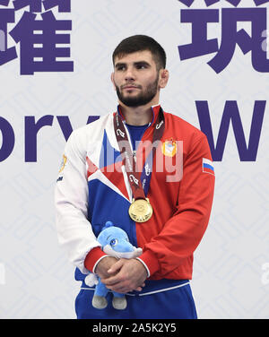 (191021) - Wuhan, Oktober 21, 2019 (Xinhua) - Artur Naifonov von Russland nimmt an der Verleihung der Männer Freestyle 86 kg von Ringen an der 7th CISM Military World Games in Wuhan, der Hauptstadt der Provinz Hubei in Zentralchina, Okt. 21, 2019. (Xinhua/Li Er) Stockfoto