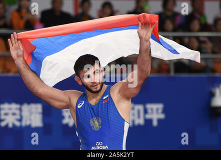 (191021) - Wuhan, Oktober 21, 2019 (Xinhua) - Artur Naifonov von Russland feiert nach dem Gewinn der Männer Freestyle 86 kg von Ringen an der 7th CISM Military World Games in Wuhan, der Hauptstadt der Provinz Hubei in Zentralchina, Okt. 21, 2019. (Xinhua/Li Er) Stockfoto