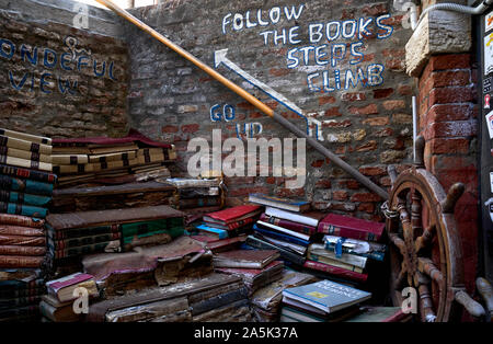 Das Buch Schritte bestehend aus Wasser beschädigte Bücher in der Buchhandlung Libreria Acqua Alta, Venedig Stockfoto