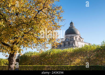 Hofgarten, München, Bayern, Deutschland. Die Kuppel der Bayerischen Staatskanzlei Gebäude mit in der Nähe Herbst (Oktober) farbige Bäume. Stockfoto