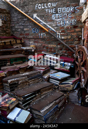 Das Buch Schritte bestehend aus Wasser beschädigte Bücher in der Buchhandlung Libreria Acqua Alta, Venedig Stockfoto