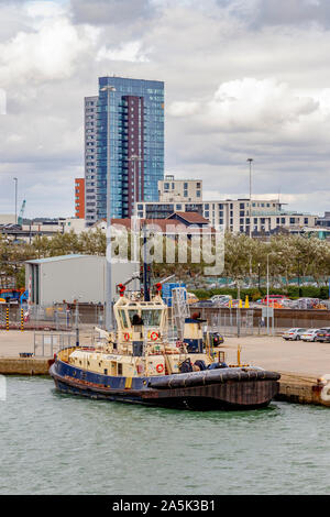 Tugboat Svitzer Alma günstig in Southampton Hafen. Hampshire, UK. Stockfoto