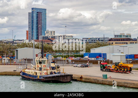 Tugboat Svitzer Alma günstig in Southampton Hafen. Hampshire, UK. Stockfoto