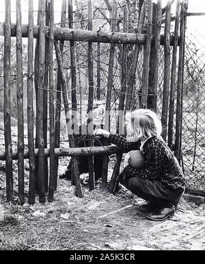 10/1961 - Kinder Freundschaft an der East West Berlin Grenze Stockfoto