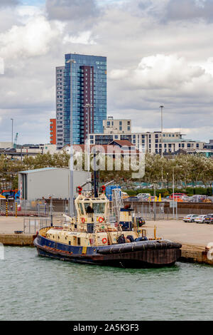 Tugboat Svitzer Alma günstig in Southampton Hafen. Hampshire, UK. Stockfoto