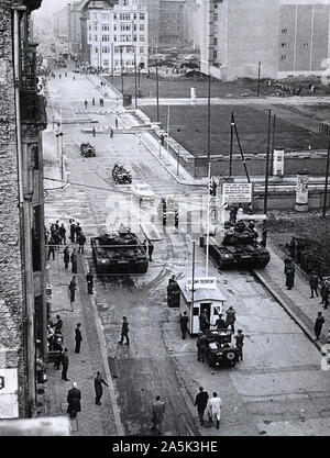 Berlin, Oktober 1961. - Anfang August 23, wenn die Polizei alle aber geschlossen, sieben der Grenzübergänge zwischen den beiden Teilen der Stadt und der beschränkte Zugang für alliierte Personal zu Friedrich Straße, die Kommunisten versucht, den Eintritt der Amerikaner in den sowjetischen Sektor zu begrenzen. Diese Kampagne erreichte seinen Höhepunkt im späten Oktober, wenn die "Polizei" bei der Identifizierung von Personen in Ost Berlin offizielle amerikanische Autos bestanden. Die Amerikaner, unter Anleitung von ihrer Regierung, weigerte sich, sich zu identifizieren. Als Demonstration für das Recht auf Zugang zu den Osten. Stockfoto