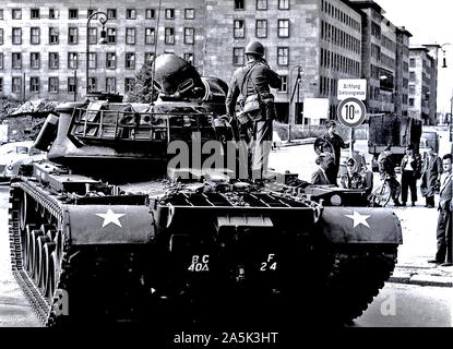 8/23/1961 - amerikanische Truppen und Panzer in der Nachmittag des 23.08.1961 besetzen die Grenze Sektor sind an der Wilhelmstraße Stockfoto