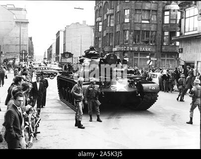 8/23/1961 - amerikanische Truppen und Panzer in der Nachmittag des 23.08.1961 besetzen die Grenze Sektor in der Friedrichstraße Stockfoto