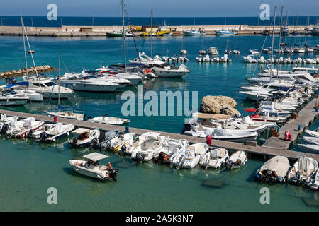 Boote gebunden in Otranto Hafen Marina in Apulien (Puglia), Süditalien Stockfoto