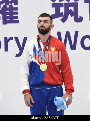 (191021) - Wuhan, Oktober 21, 2019 (Xinhua) - Khetik Tsabolov von Russland nimmt an der Verleihung der Männer Freestyle 74 kg von Ringen an der 7th CISM Military World Games in Wuhan, der Hauptstadt der Provinz Hubei in Zentralchina, Okt. 21, 2019. (Xinhua/Li Er) Stockfoto