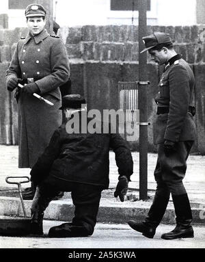 11/15/1961 - Installation von Verriegelungen in die Kanalisation Stockfoto