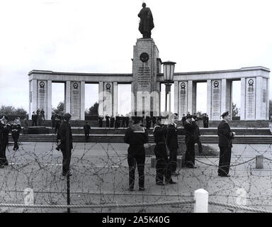 10/19/1962 - Berlin Okt. 19, 1962 Russische Marine Soldaten sind der Besuch eines sowjetischen Kriegerdenkmals in Tiergarten Stockfoto