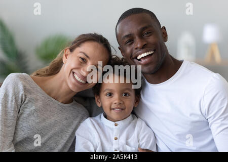 Portrait von Happy multirassischen Familie mit wenig biracial Sohn Stockfoto