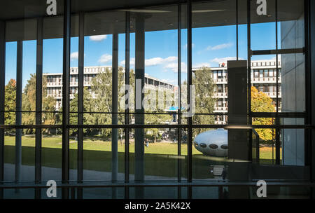 Anzeigen außerhalb der Pinakothek der Moderne, Kunstareal, München, Bayern, Deutschland, einer der weltweit größten Museen für moderne Kunst. Stockfoto