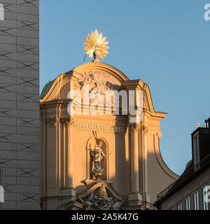 Außenseite der Kirche des Heiligen Geistes (Heilig-Geist-Kirche) am späten Nachmittag Licht, einer gotischen Hallenkirche in München, Bayern, Deutschland. Stockfoto