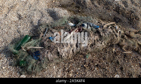 Angeln Netz voller Müll, Abfälle und Müll auf dem Meer Stockfoto