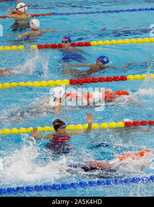 (191021) - Wuhan, Oktober 21, 2019 (Xinhua) - Athleten konkurrieren während der Frauen 4 x 25 m manikin Relay lebensrettender Am 7. CISM Military World Games in Wuhan, der Hauptstadt der Provinz Hubei in Zentralchina, Okt. 21, 2019. (Xinhua / Wang Lili) Stockfoto