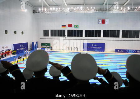 (191021) - Wuhan, Oktober 21, 2019 (Xinhua) -- Soldaten salute während der Verleihung der Frauen ist 4 x 25 m manikin Relay lebensrettender Am 7. CISM Military World Games in Wuhan, der Hauptstadt der Provinz Hubei in Zentralchina, Okt. 21, 2019. (Xinhua / Wang Lili) Stockfoto