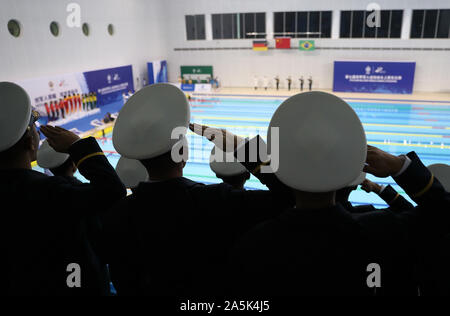 (191021) - Wuhan, Oktober 21, 2019 (Xinhua) -- Soldaten salute während der Verleihung der Frauen ist 4 x 25 m manikin Relay lebensrettender Am 7. CISM Military World Games in Wuhan, der Hauptstadt der Provinz Hubei in Zentralchina, Okt. 21, 2019. (Xinhua / Wang Lili) Stockfoto