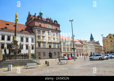 Plzen, Tschechische Republik - 25. Juni 2019: Der Hauptplatz in Pilsen, Tschechien mit Renaissance Rathaus Gebäude und St. Mary's Pestsäule. Die Altstadt in der Tschechischen viertgrößte Stadt. Böhmen. Stockfoto