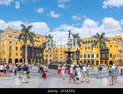 Massen von Touristen in der Plaza de Armas (Plaza Mayor) im historischen Zentrum (Centro Historico), Lima, Peru, Südamerika Stockfoto