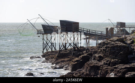 Typische carrelet Fischerhütten in Pornic, Loire-Atlantique, Frankreich. Stockfoto