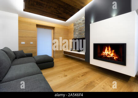 Moderne Holz- Wohnzimmer mit Sofa und Kamin Stockfoto