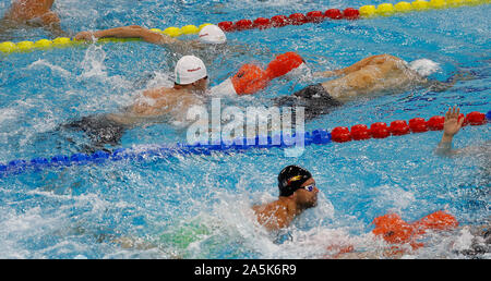 Wuhan, Hubei Provinz Chinas. Okt, 2019 21. Athleten konkurrieren während der Männer 4 x 25 m manikin Relay lebensrettender Am 7. CISM Military World Games in Wuhan, der Hauptstadt der Provinz Hubei in Zentralchina, Okt. 21, 2019. Credit: Wang Lili/Xinhua/Alamy leben Nachrichten Stockfoto