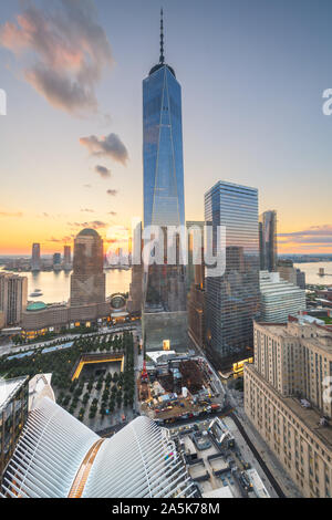 NEW YORK CITY - August 4, 2018: World Trade Center in der Dämmerung in Lower Manhattan. Stockfoto