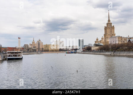 Gebäude am Ufer der Moskwa in Moskau mit Hintergrund des Hotel Ukraina, oder Radisson Royal Hotel, eines der berühmten sieben Gebäude im Stockfoto