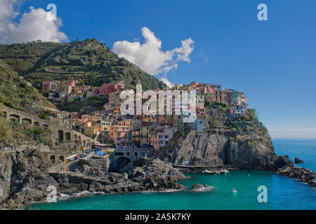 Panoramablick von Vernazza, einer der fünf Dörfer der Cinque Terre, in Italien. Stockfoto