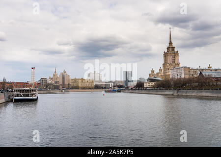 Gebäude am Ufer der Moskwa in Moskau mit Hintergrund des Hotel Ukraina, oder Radisson Royal Hotel, eines der berühmten sieben Gebäude im Stockfoto