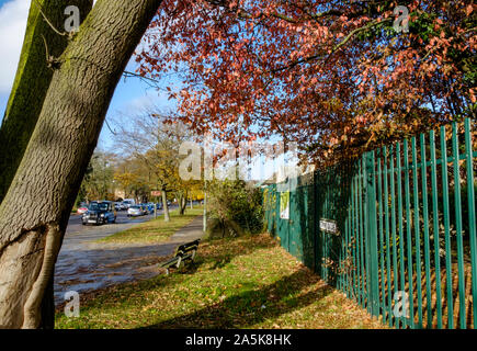 Blick nach Norden auf die A5 Edgeware Road an Stonegrove, mit dem Stonegrove Park Gate Markierung der Grenzen zwischen Edgware Eruv & Stanmore Eruv. Stockfoto
