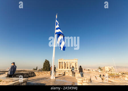 Athen, Griechenland. Blick auf die Akropolis auf einem sonnigen Sommermorgen, mit dem Parthenon, Erechtheion, und eine wehende Flagge Griechenland Stockfoto