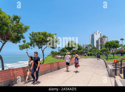 Lima, Miraflores. Parque El Faro in Richtung La Marina Leuchtturm auf den Klippen mit Blick auf den Pazifischen Ozean, Miraflores, Lima, Peru suchen, Stockfoto