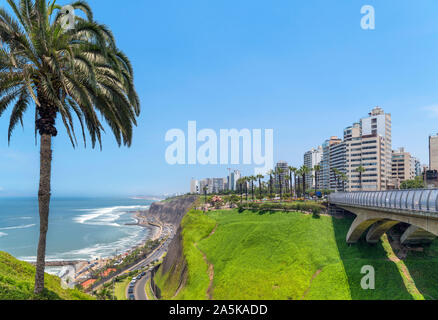 Anzeigen von Miraflores vom Parque Intihuatana auf den Klippen mit Blick auf den Pazifischen Ozean, Lima, Peru, Südamerika Stockfoto