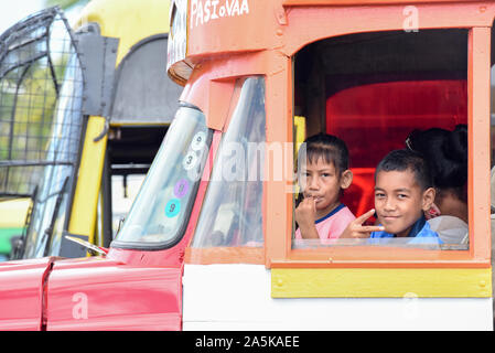 (191021) - apia, Oktober 21, 2019 (Xinhua) - Zwei Kinder Geste von den Bus am Busbahnhof von Apia, Hauptstadt von Samoa, 21 Oktober, 2019. (Xinhua / Guo Lei) Stockfoto